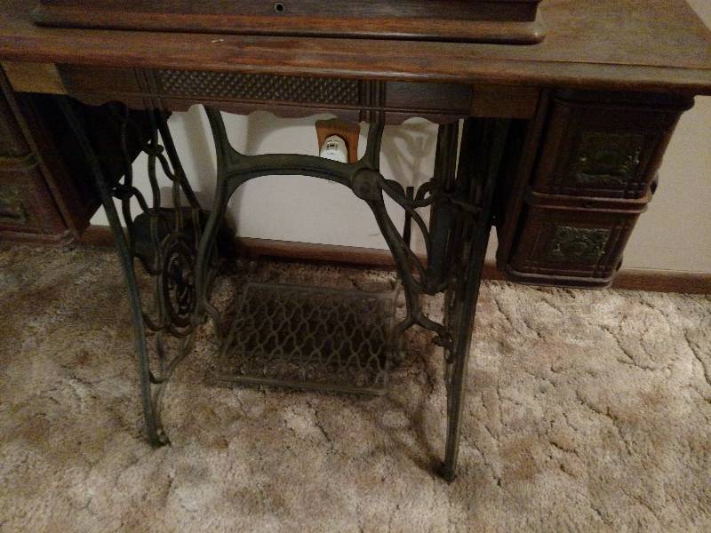 lot 7 image: Singer Treadle Sewing Machine, SN 1...