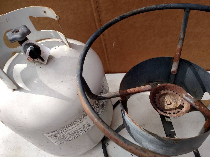 lot 251 image: LP Gas Cooker & Tank...