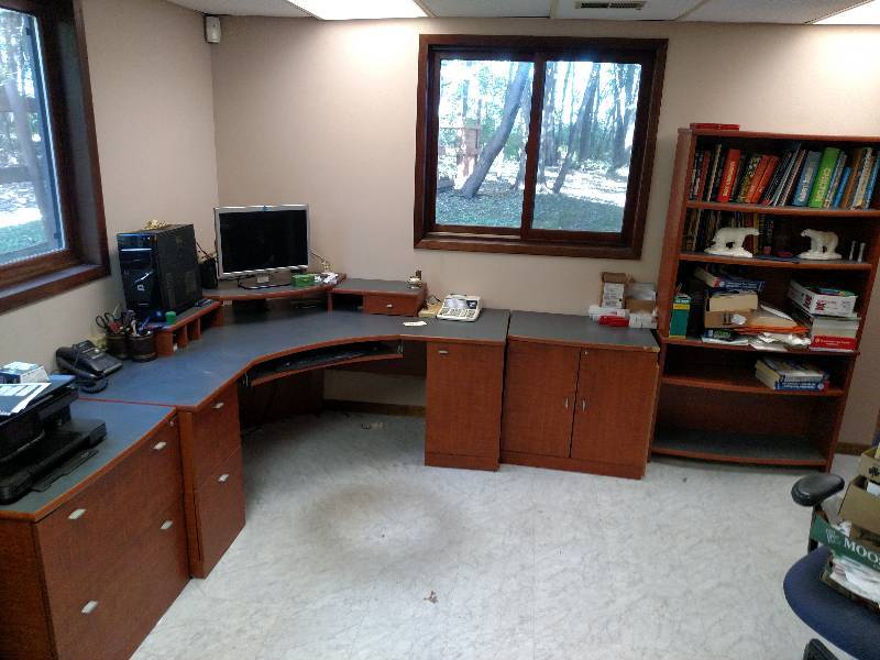 lot 319 image: Office Desk & Matching Furniture, N...