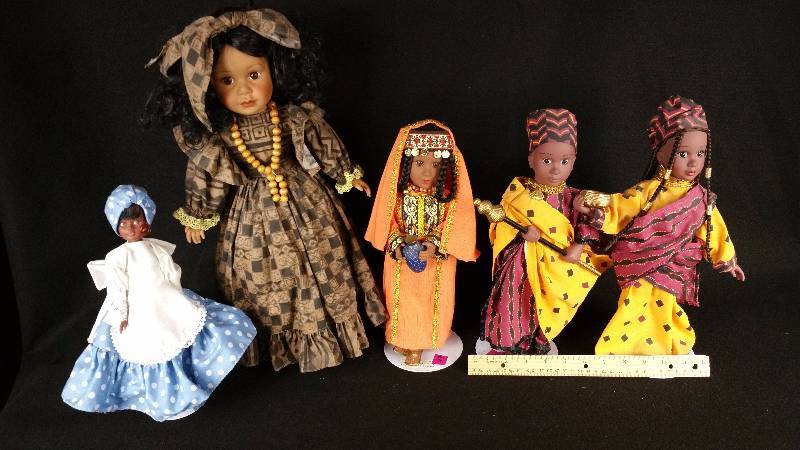 (5) Dolls in Ethnic Clothing