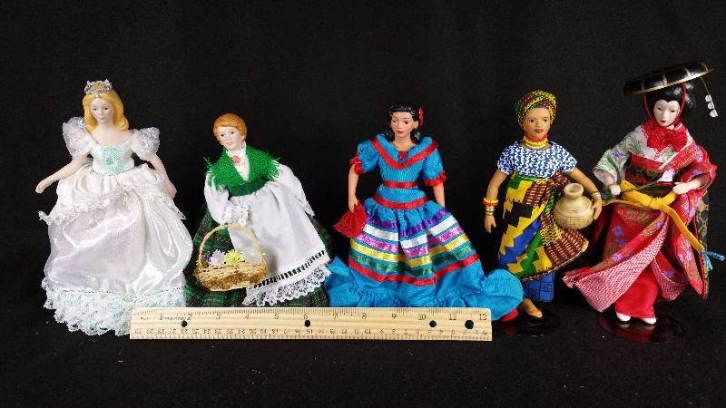 (5) Dolls of the World