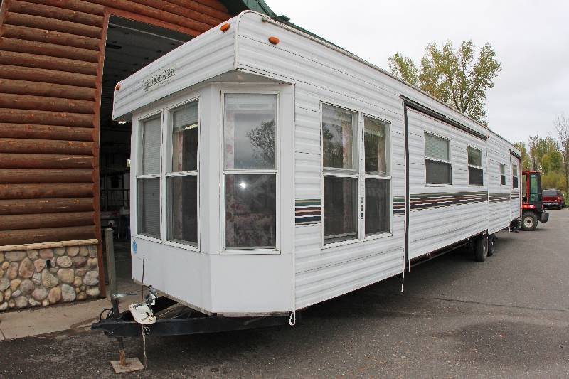 lot 0006 image: 2000 Timber Ridge 4684-4 DestinationPark Style Trailer