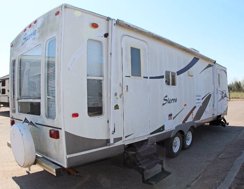 lot 0009 image: 2003 Forest River Sierra 32RLSS Travel Trailer