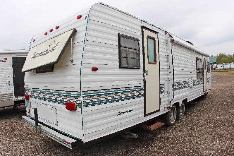 lot 0016 image: 1995 International RV 35FL Travel Trailer