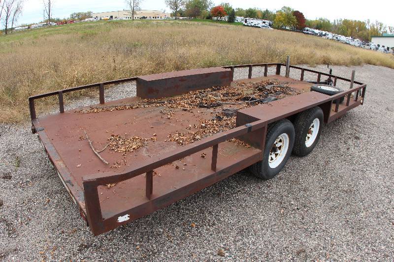 lot 0018 image: Tandem Axle Flatbed Cargo Trailer
