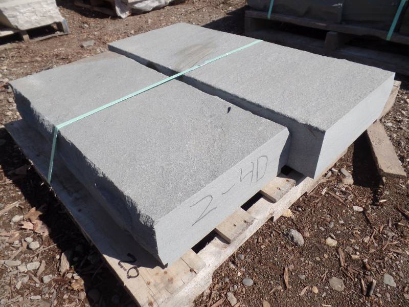 lot 26 image: BLUESTONE Full Color Rock Faced Steps