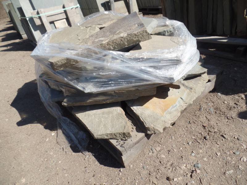 lot 52 image: BLUESTONE Irregular Stand Up Flagstone
