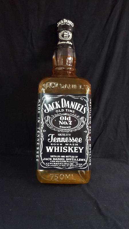 lot 58 image: Jack Daniels Whiskey Display