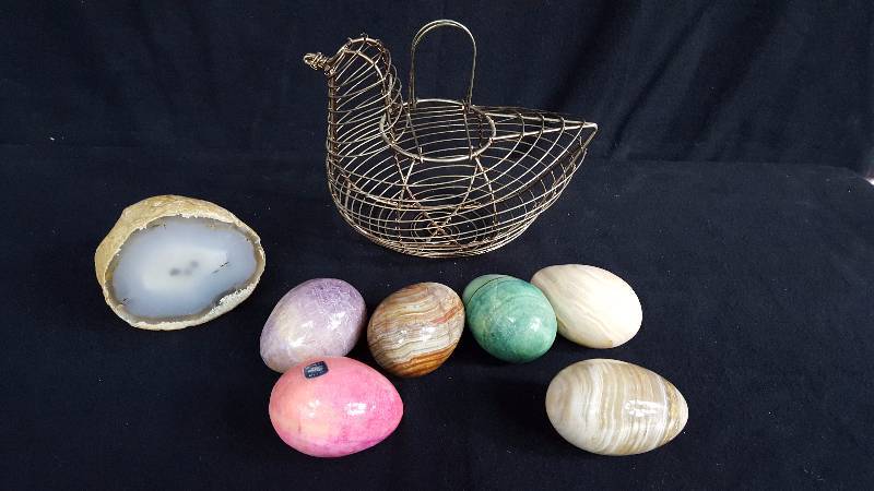 lot 126 image: Polished Geode & Stone Eggs