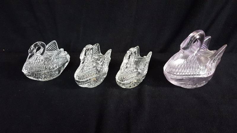 lot 129 image: Crystal Swan Trinket BoxSalts
