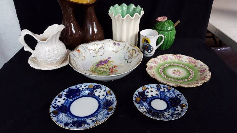 lot 132 image: Assorted Red Wing & Porcelain