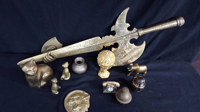 lot 135 image: Assorted Brass Items