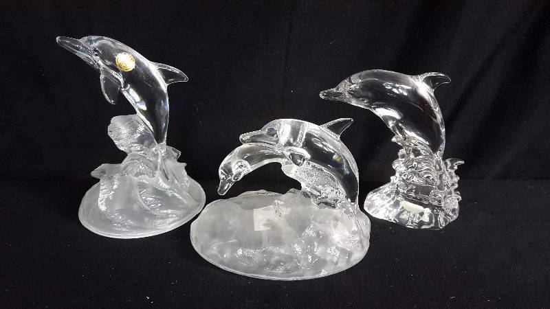 lot 156 image: Crystal Dolphin Figures