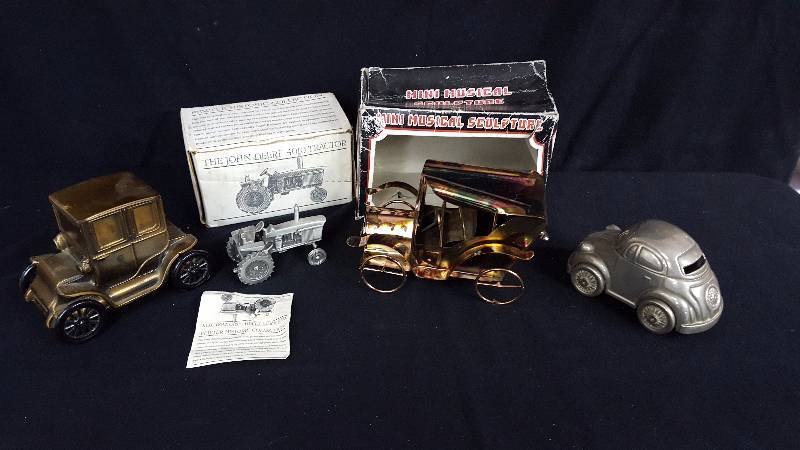 lot 182 image: John Deere Tractor & Coin Banks