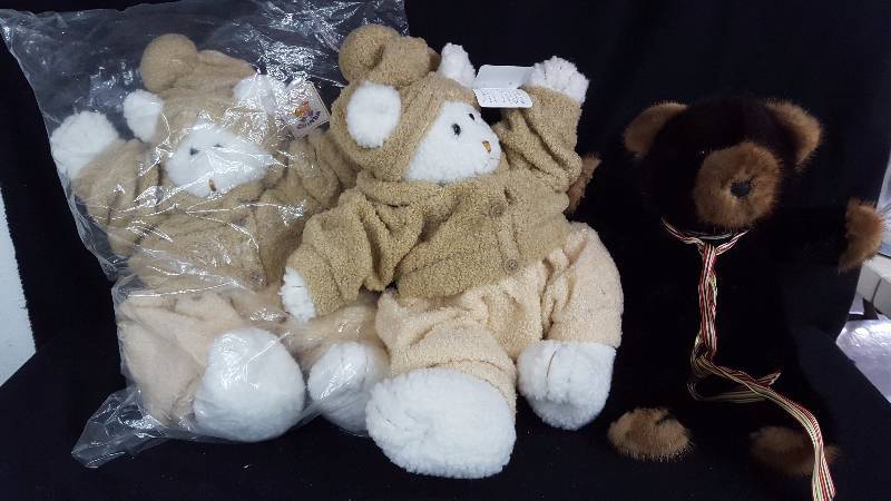 lot 201 image: Plush Bears