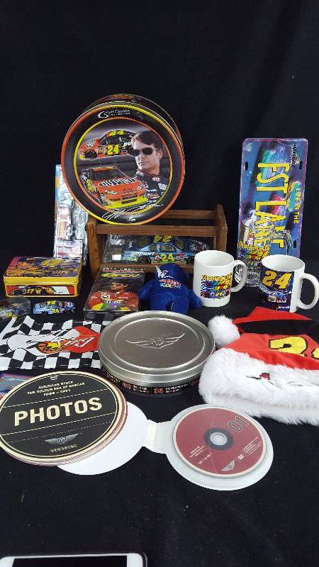 lot 205 image: Jeff Gordon Nascar Collectibles