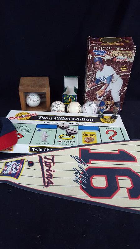 lot 208 image: Monopoly & Baseball Collectibles