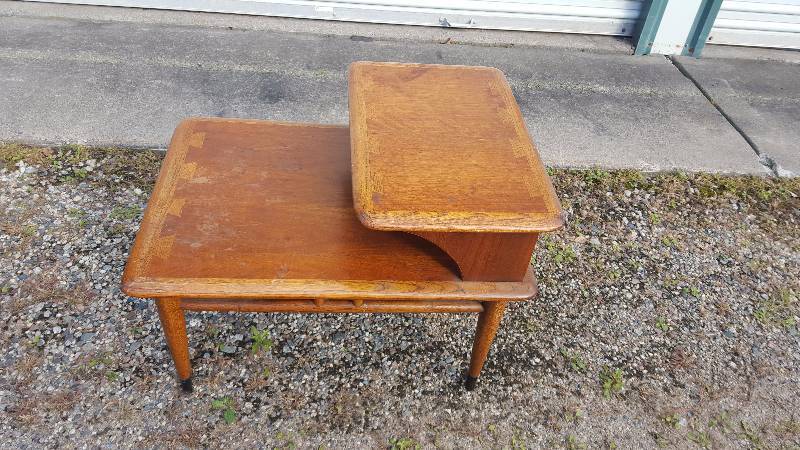 lot 217 image: Lane Furniture Mid Century Modern End table