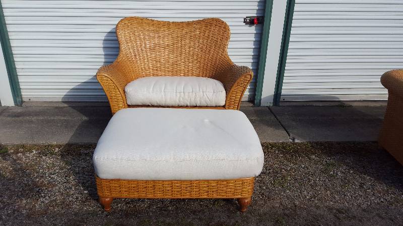 lot 218 image: Lane Venture Wicker Love Seat