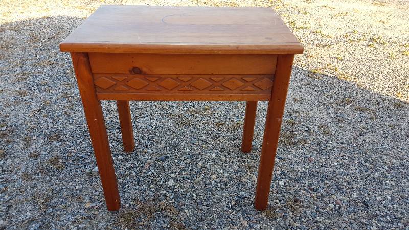 lot 222 image: Pine Wood End Table