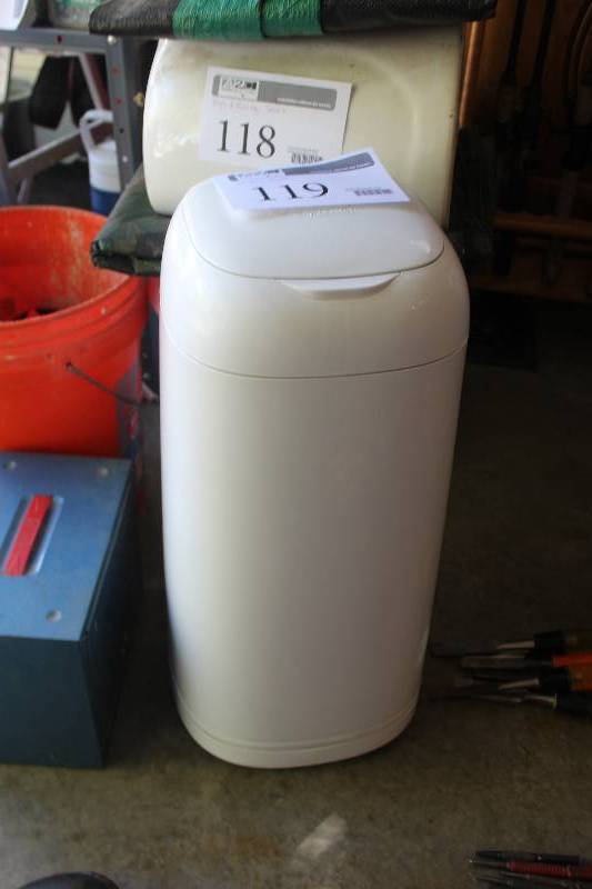 lot 119 image: Diaper Genie