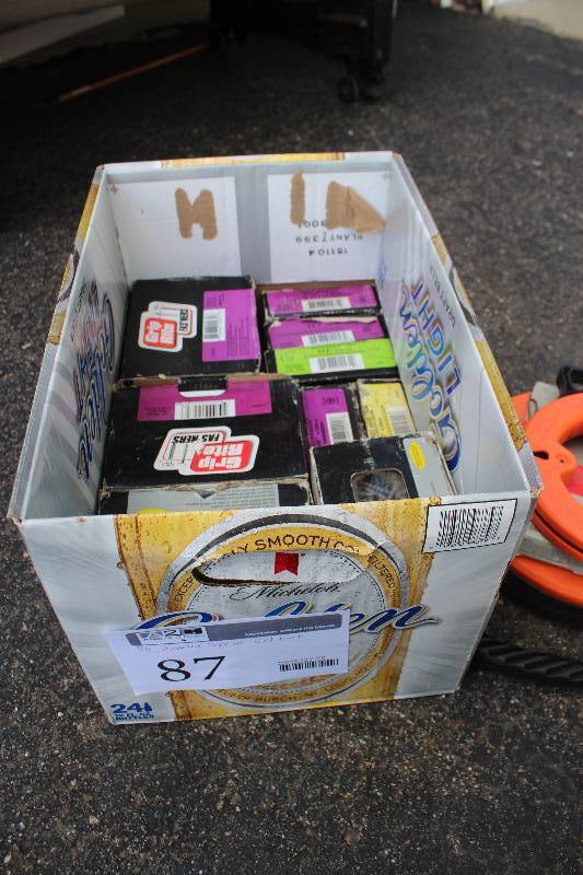 lot 87 image: Box Lot of Assorted Interior,Exterior Screws