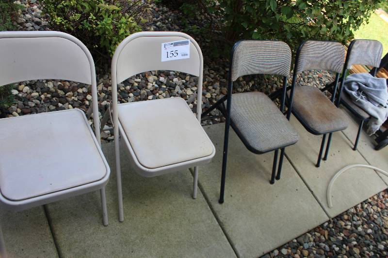 lot 155 image: Lot of (5) Metal Folding Chairs w Padded Seats