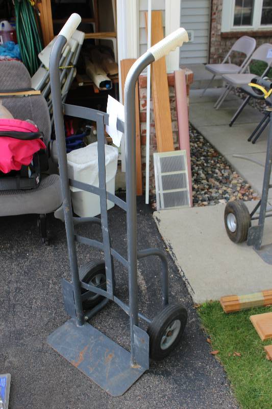lot 153 image: 2-Wheel Hand Truck