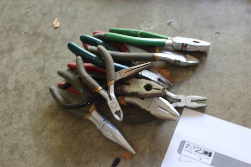 lot 186 image: Lot of (10) Hand Tools Includes Needlenose Pliers, Wire Cutters, Pliers