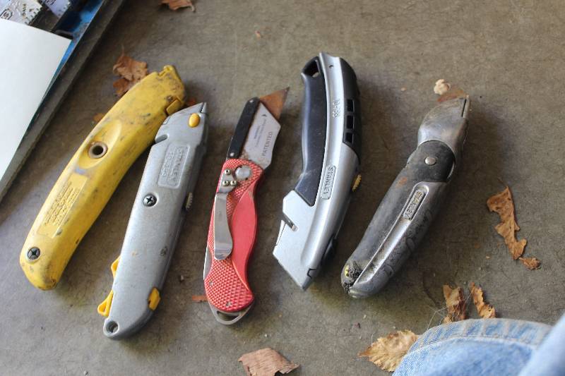 lot 178 image: Lot of (4) Utility Knives