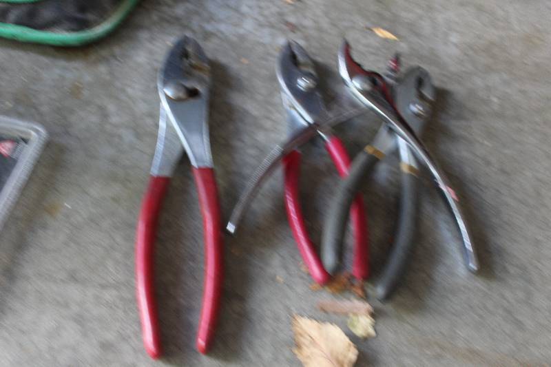 lot 176 image: Lot of (4) Pliers
