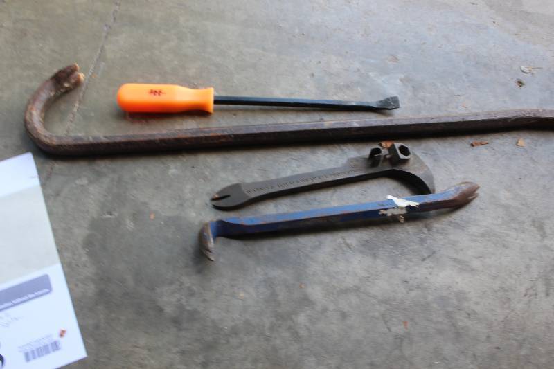 lot 167 image: Lot of (4) Hand Tools Includes Pry Bars