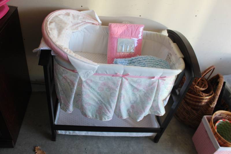 lot 190 image: Baby Bassonet w Accessories, Skirting