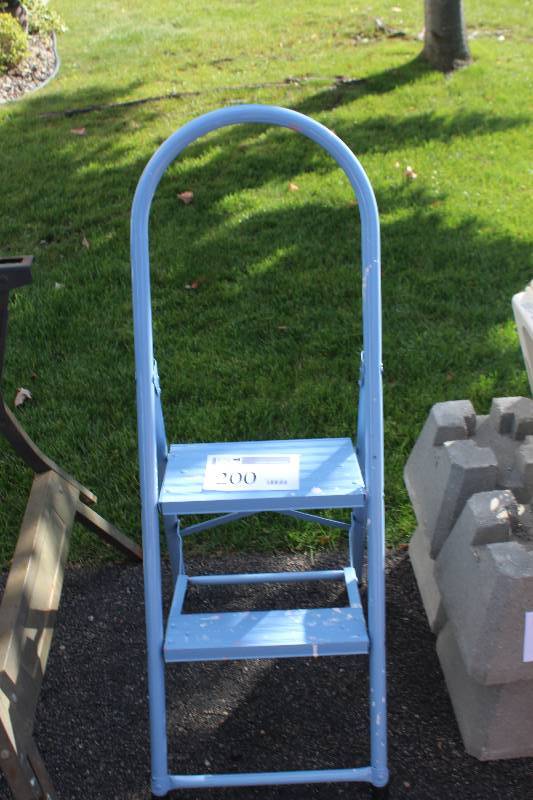 lot 200 image: 2-Step Ladder