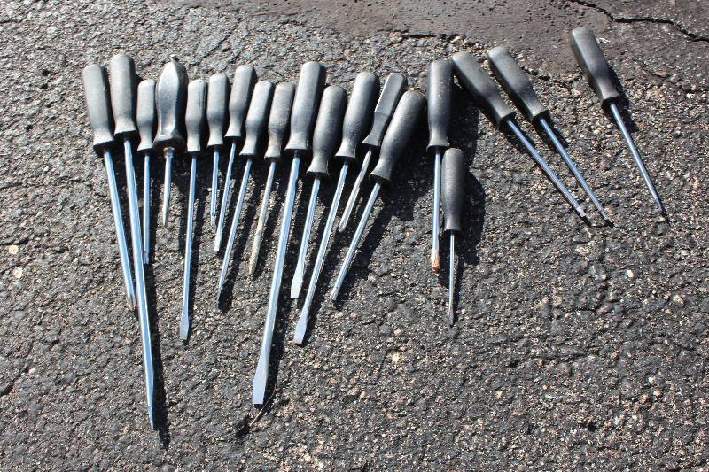 lot 220 image: 19-Piece Black-Handle Screwdriver Set