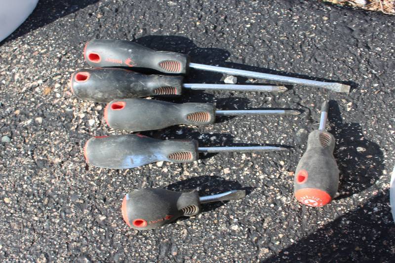 lot 221 image: Lot of (6) Husky Screwdrivers