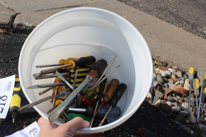 lot 223 image: Bucket Lot of Screwdrivers