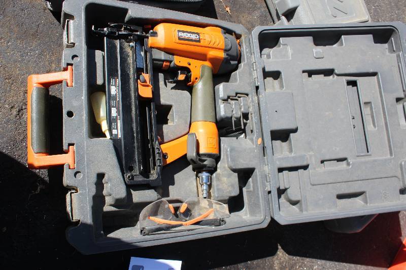 lot 22 image: Ridgid Pneumatic Straight Finish Nailer w Case