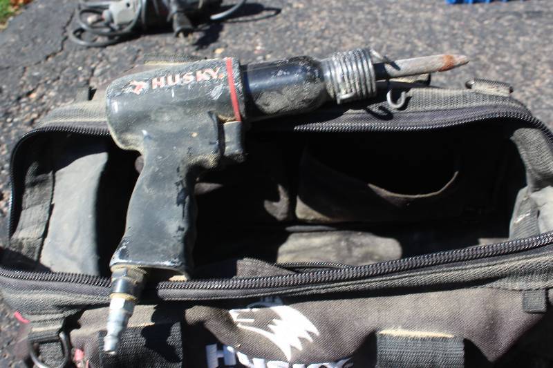 lot 27 image: Husky Medium Barrel Impact Hammer w Chisel Bits