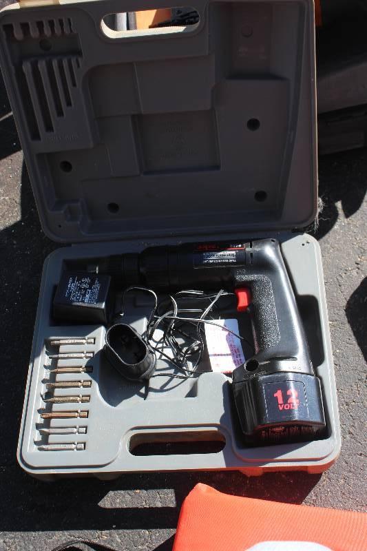 lot 14 image: Skil 12V Cordless Drill w Battery, Charger, Case