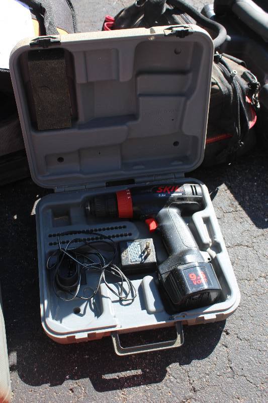 lot 13 image: Skil 9.5V Cordless Drill w Battery, Charger, Case