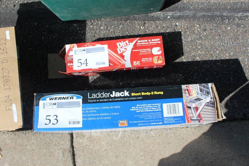 lot 53 image: Werner Short Body 2-Rung Ladder Jack