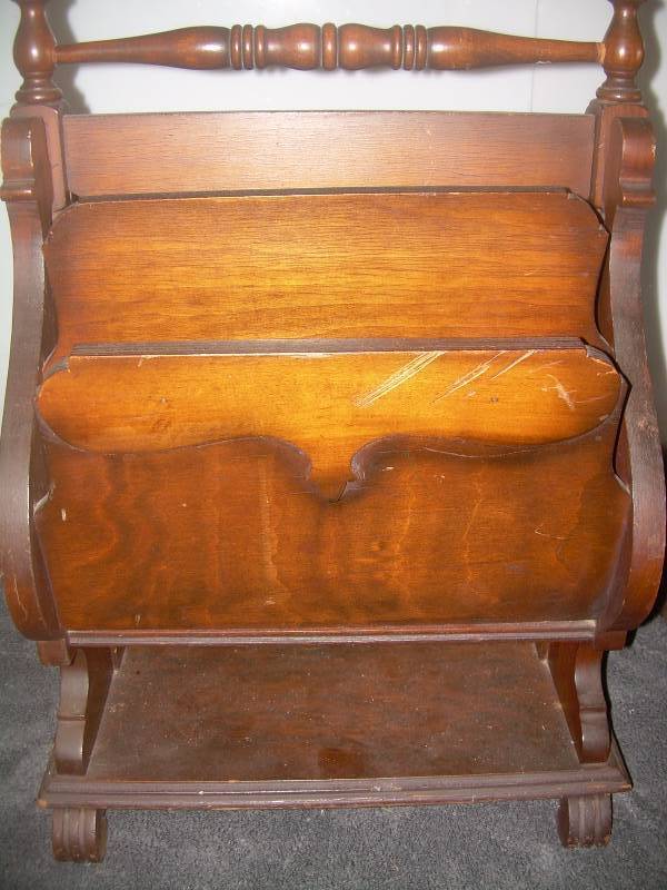 lot 4 image: VINTAGE MAGAZINE RACK