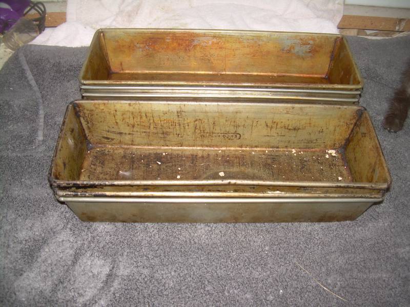 lot 5 image: 7 VINTAGE BREAD PANS
