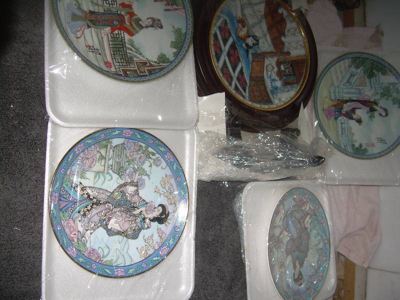 lot 14 image: CAT PLATE AND JAPANESE PLATES