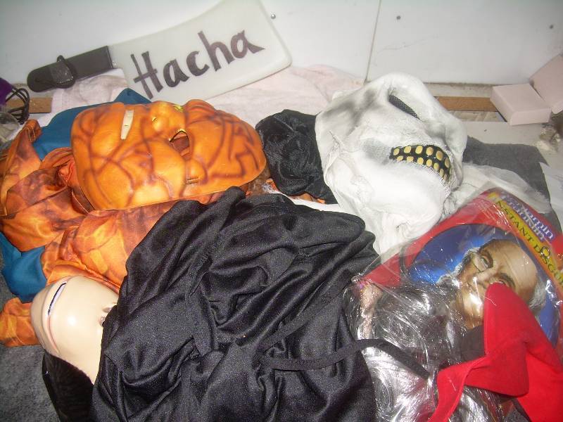 lot 20 image: HOLLOWEEN MASK