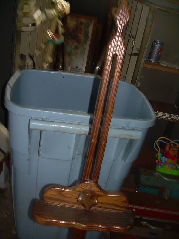 lot 26 image: VINTAGE WOODEN EASEL