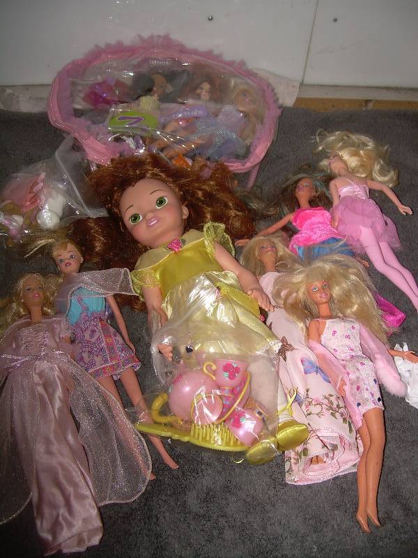 lot 32 image: COLLECTIBLE DOLLS AND BARBIES