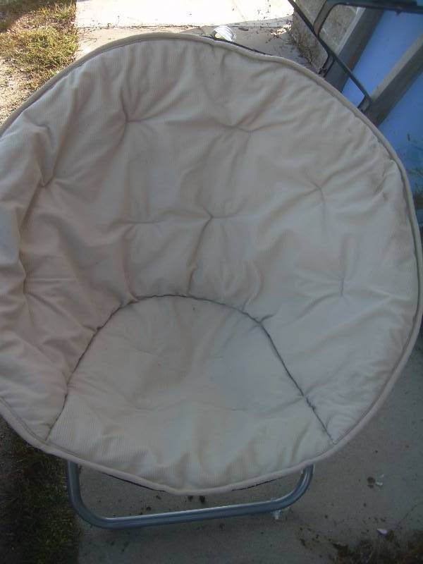 lot 34 image: ROUND FOLDABLE CHAIR