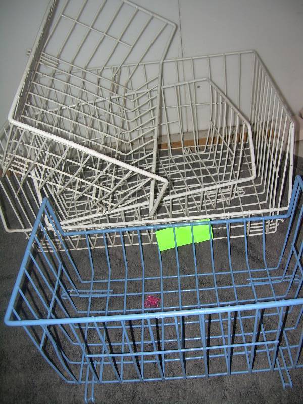 lot 51 image: WIRE CARRY RACKS